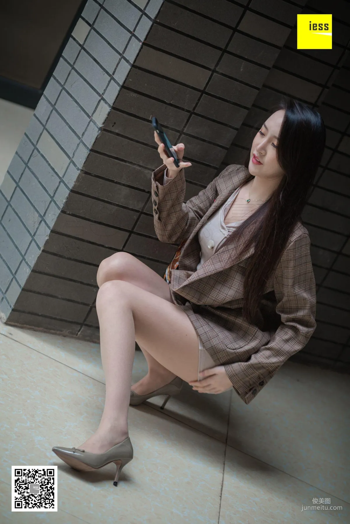 Model Yun Zhi Encountering Yun Zhi Downstairs in the Neighborhood [IESS] Photo Set photo 10