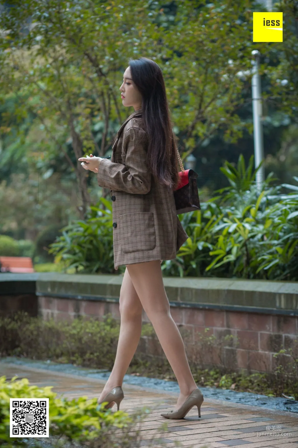 Model Yun Zhi Encountering Yun Zhi Downstairs in the Neighborhood [IESS] Photo Set photo 39