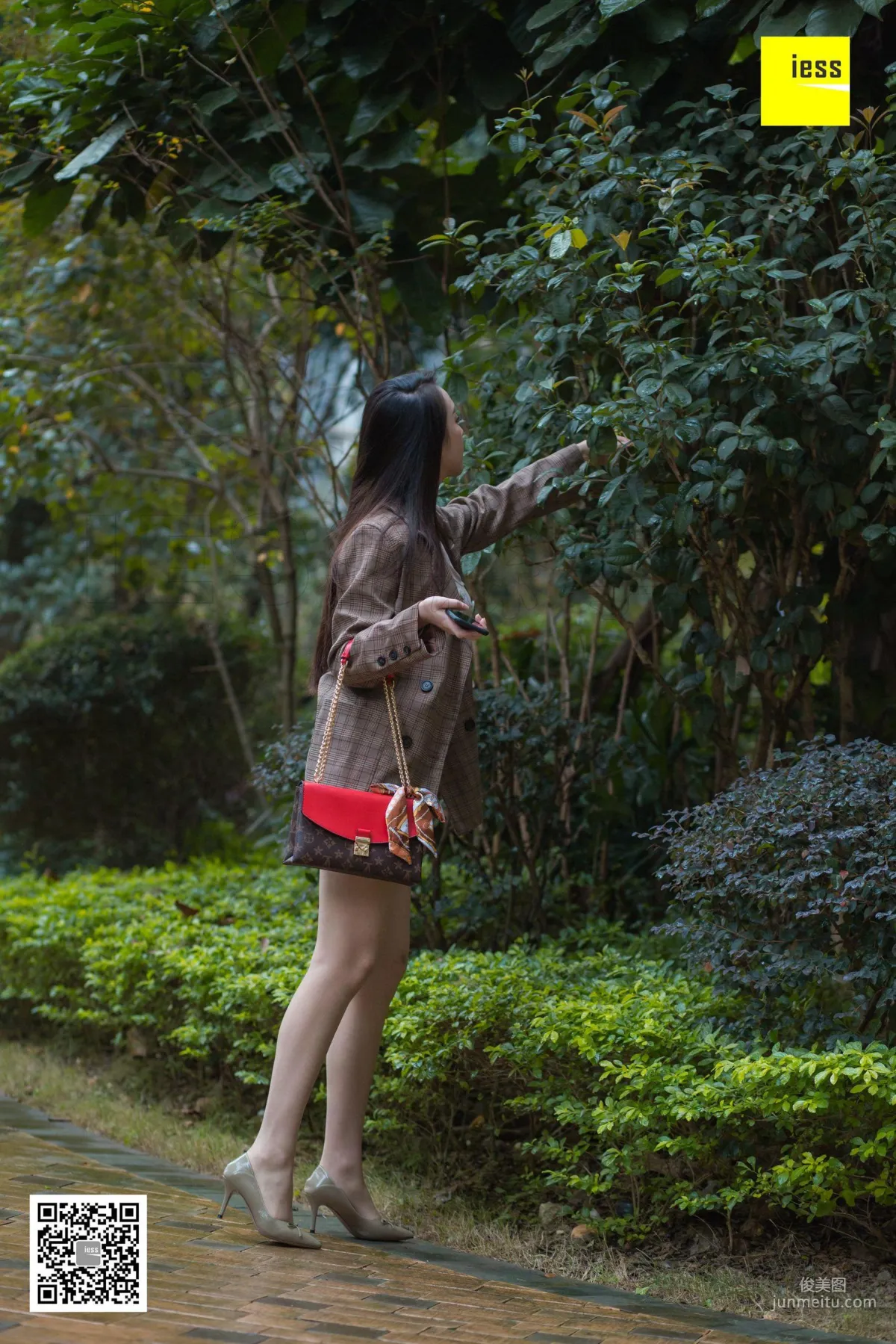 Model Yun Zhi Encountering Yun Zhi Downstairs in the Neighborhood [IESS] Photo Set photo 71
