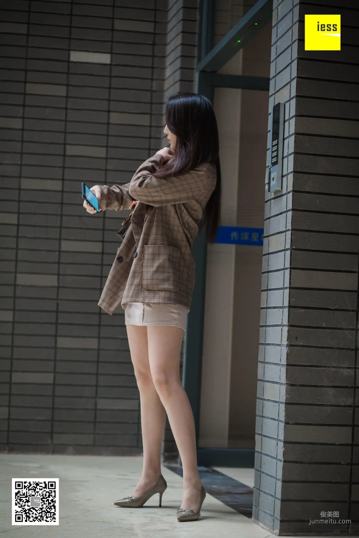 Model Yun Zhi Encountering Yun Zhi Downstairs in the Neighborhood [IESS] Photo Set photo 2