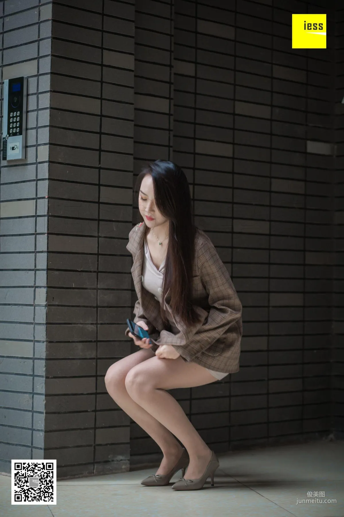 Model Yun Zhi Encountering Yun Zhi Downstairs in the Neighborhood [IESS] Photo Set photo 8