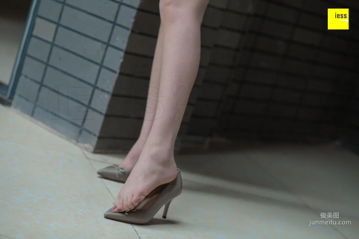Model Yun Zhi Encountering Yun Zhi Downstairs in the Neighborhood [IESS] Photo Set photo 32