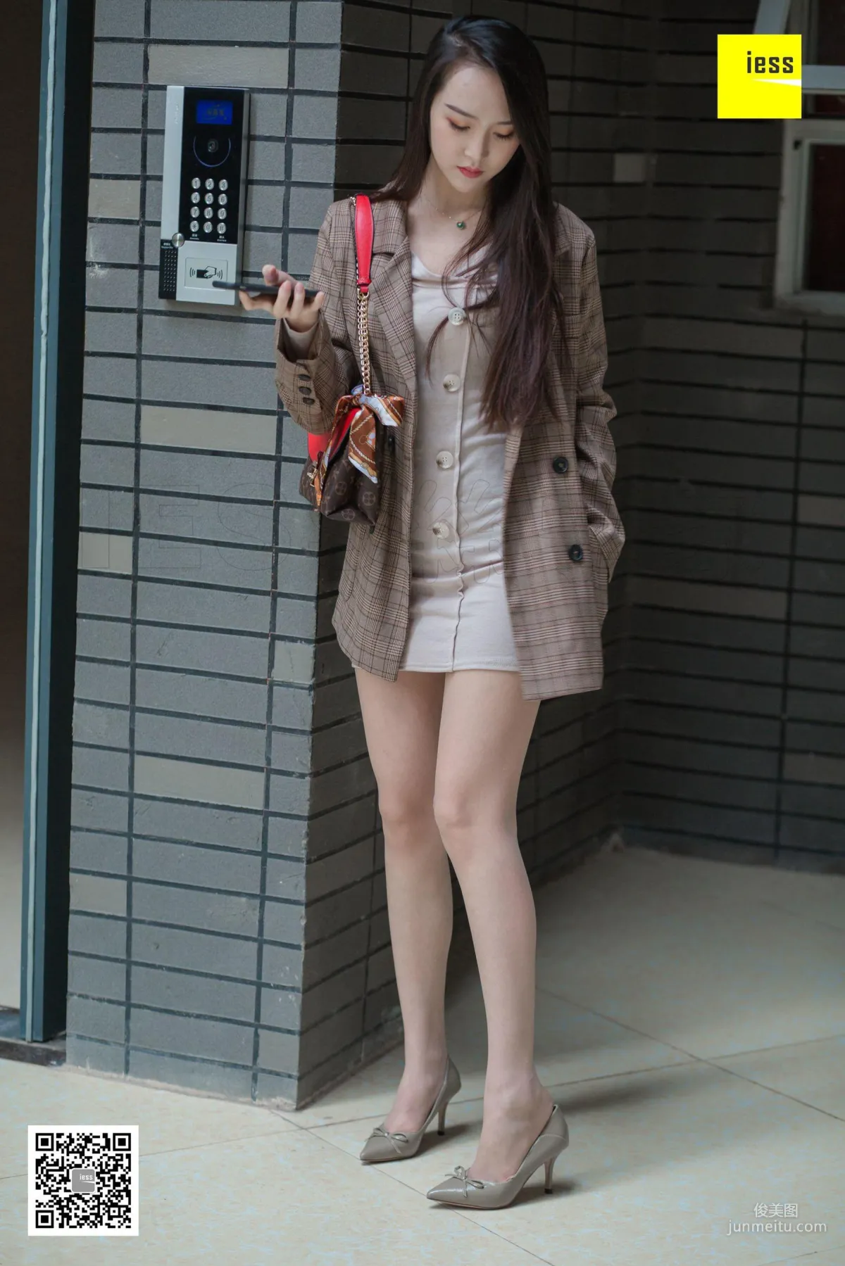 Model Yun Zhi Encountering Yun Zhi Downstairs in the Neighborhood [IESS] Photo Set photo 37