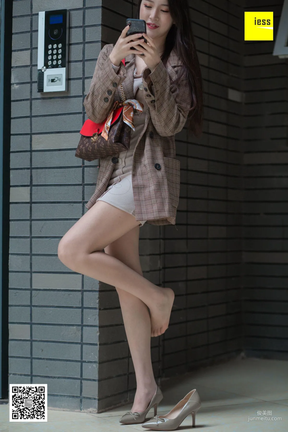 Model Yun Zhi Encountering Yun Zhi Downstairs in the Neighborhood [IESS] Photo Set photo 28