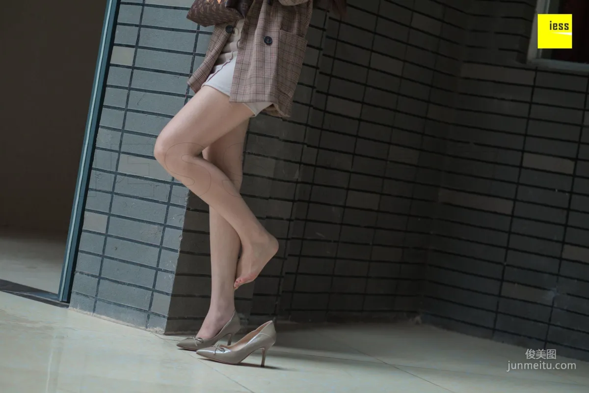 Model Yun Zhi Encountering Yun Zhi Downstairs in the Neighborhood [IESS] Photo Set photo 30