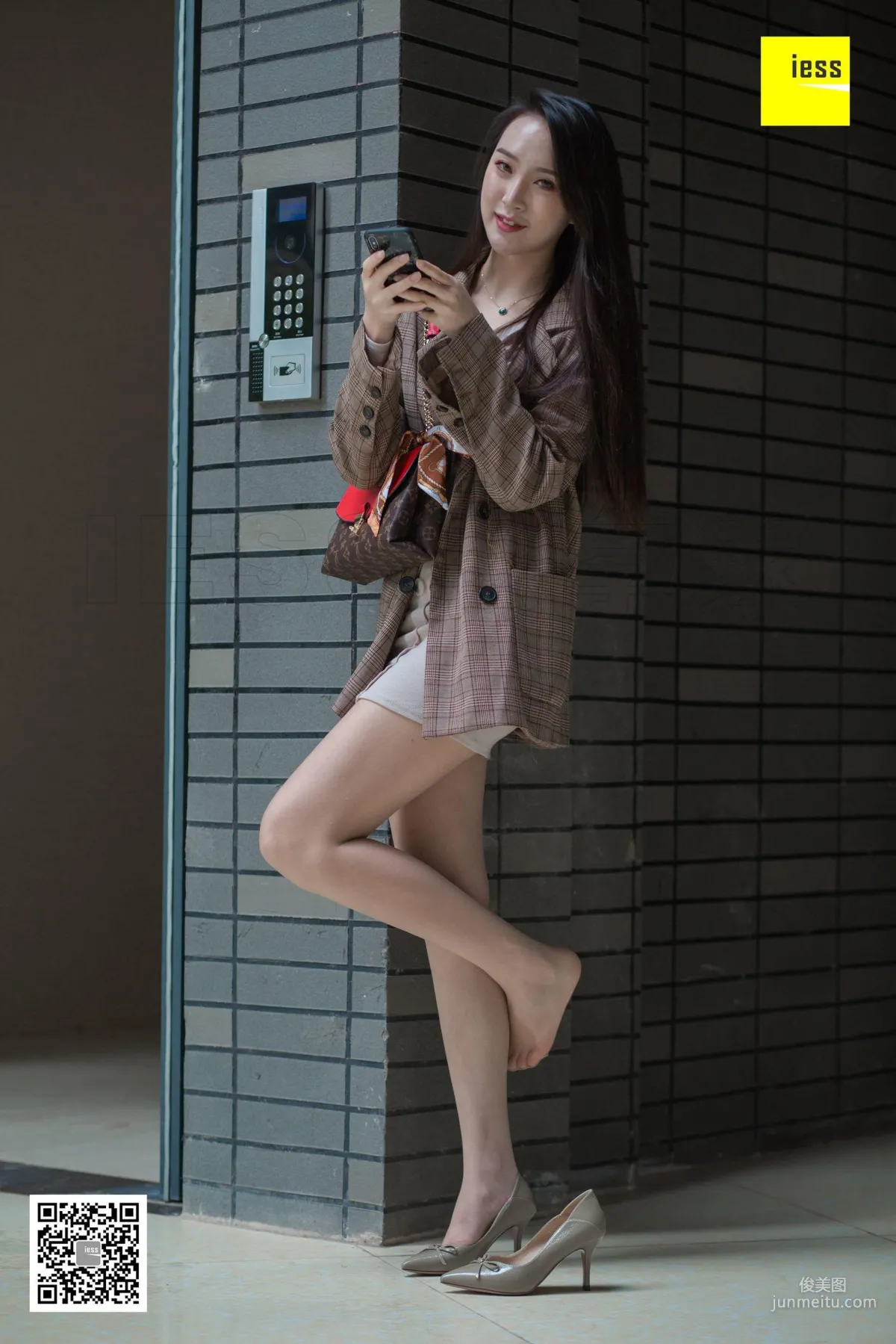 Model Yun Zhi Encountering Yun Zhi Downstairs in the Neighborhood [IESS] Photo Set photo 29