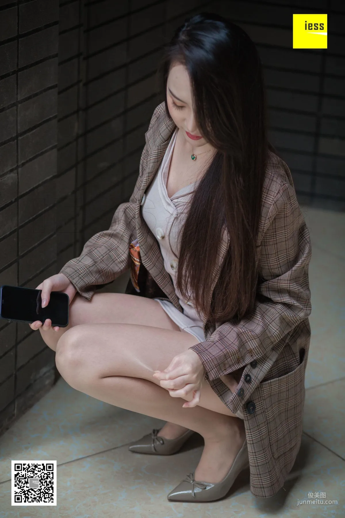Model Yun Zhi Encountering Yun Zhi Downstairs in the Neighborhood [IESS] Photo Set photo 14