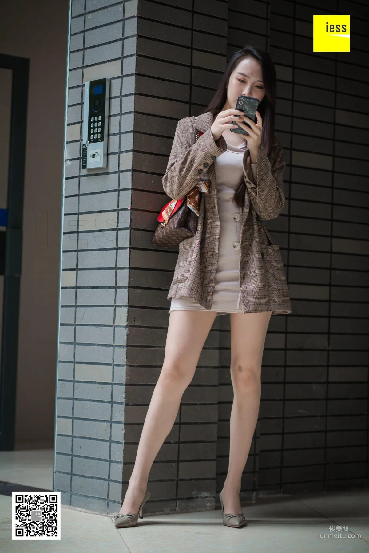 Model Yun Zhi Encountering Yun Zhi Downstairs in the Neighborhood [IESS] Photo Set photo 7