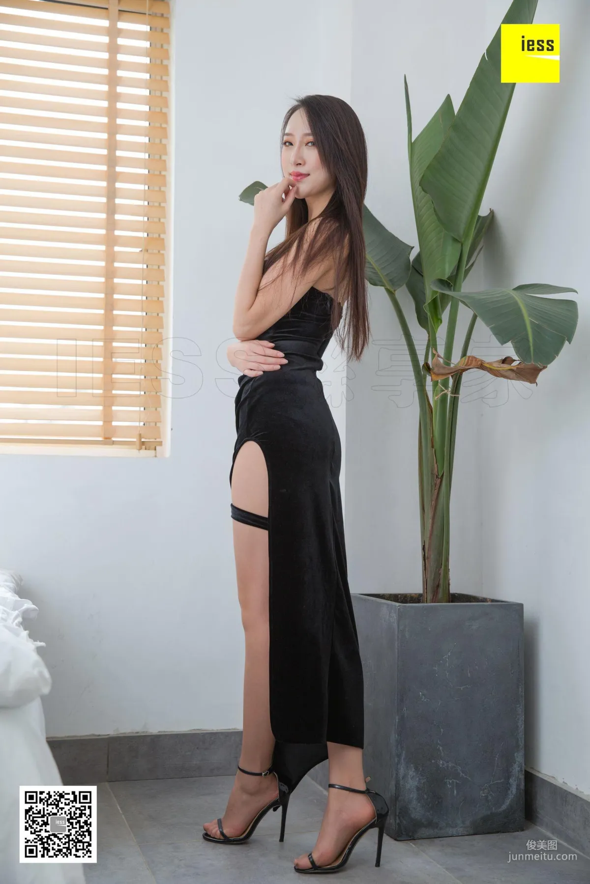 Model Yun Zhi, Yun Zhi's Leg Ring Gown [IESS] Photo Set photo 39