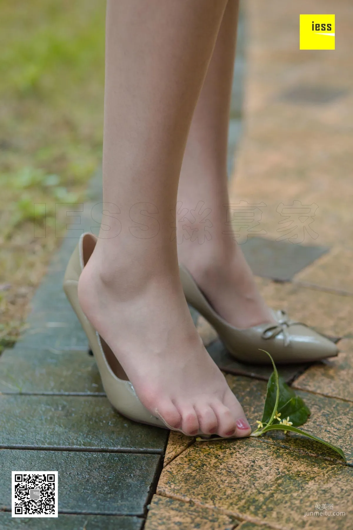 Model Yun Zhi Encountering Yun Zhi Downstairs in the Neighborhood [IESS] Photo Set photo 86