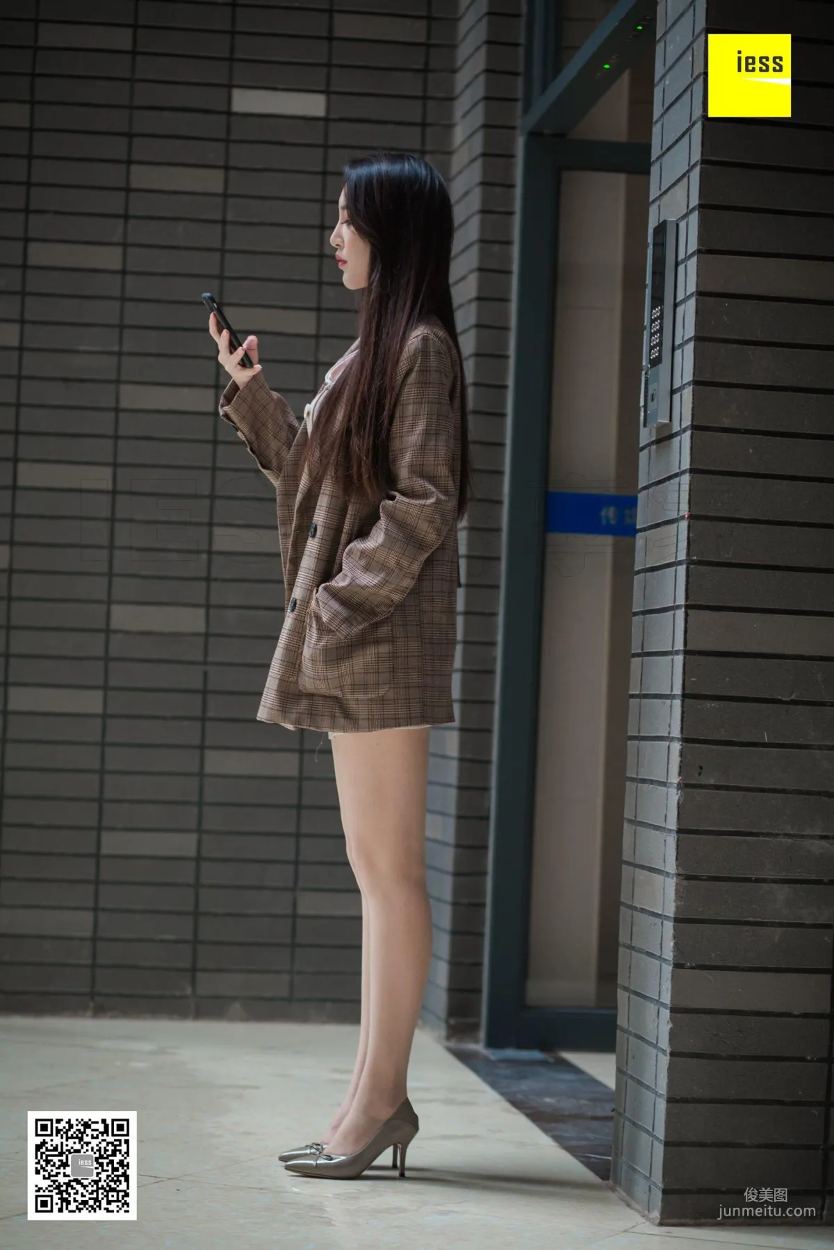 Model Yun Zhi Encountering Yun Zhi Downstairs in the Neighborhood [IESS] Photo Set photo 67