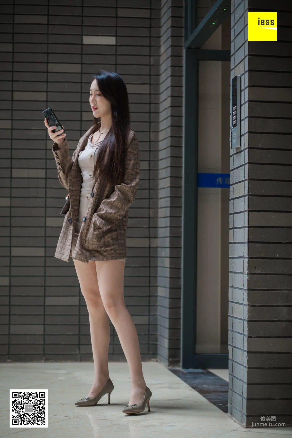 Model Yun Zhi Encountering Yun Zhi Downstairs in the Neighborhood [IESS] Photo Set photo 89