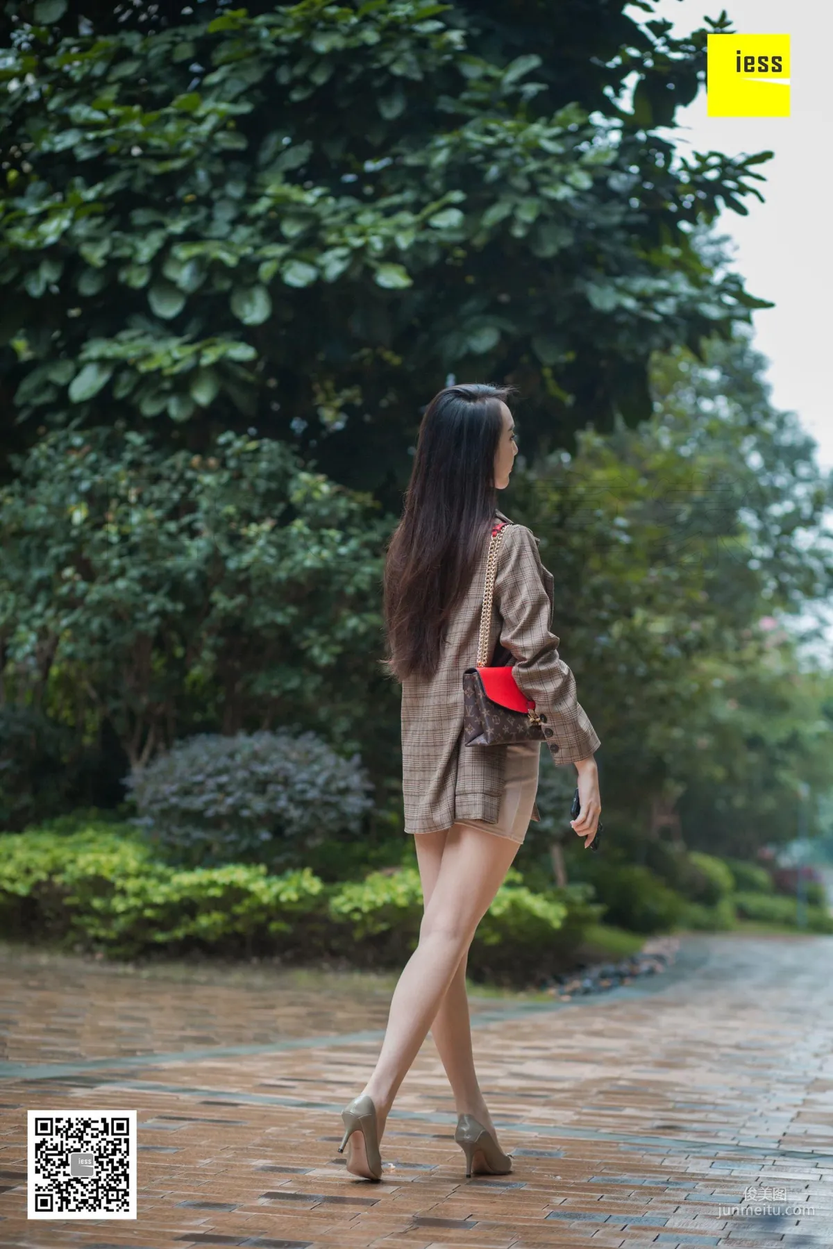 Model Yun Zhi Encountering Yun Zhi Downstairs in the Neighborhood [IESS] Photo Set photo 46