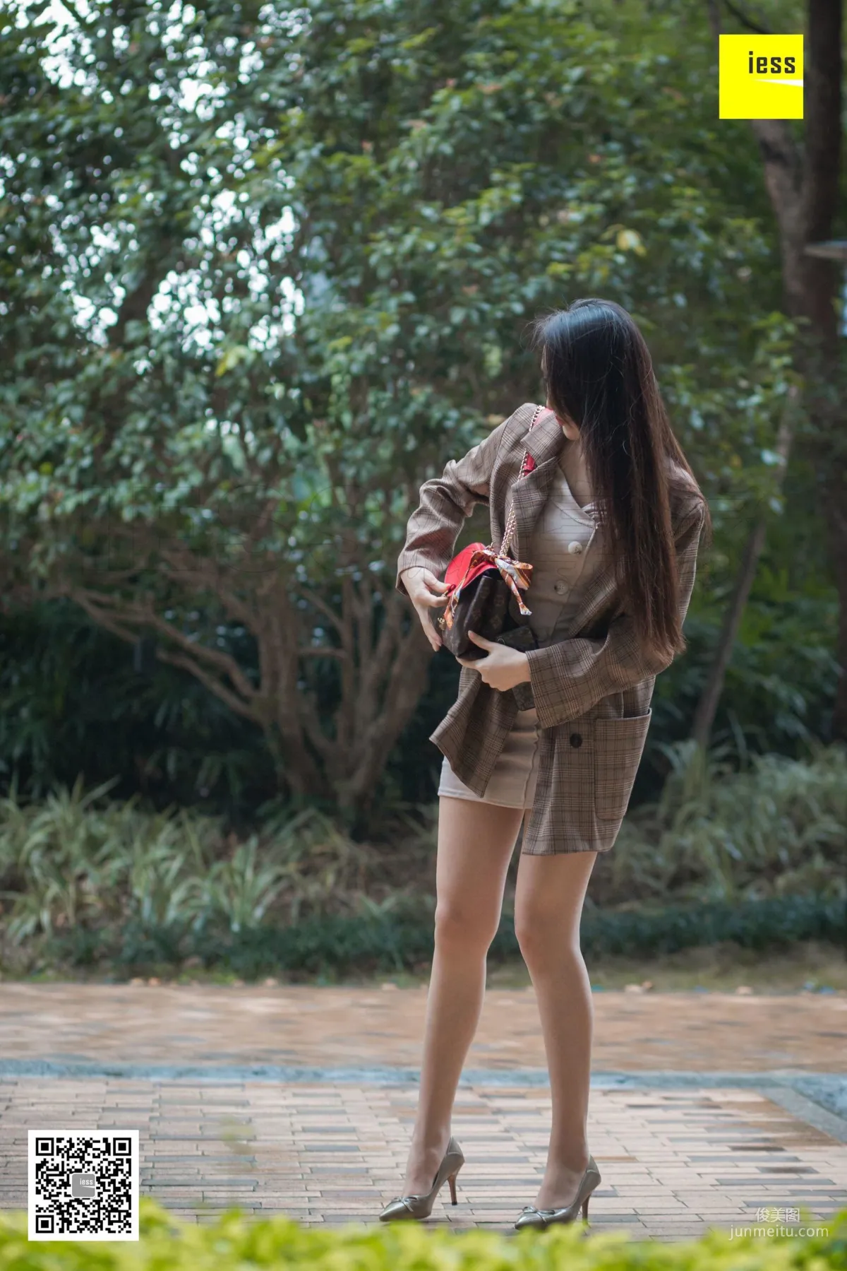 Model Yun Zhi Encountering Yun Zhi Downstairs in the Neighborhood [IESS] Photo Set photo 40