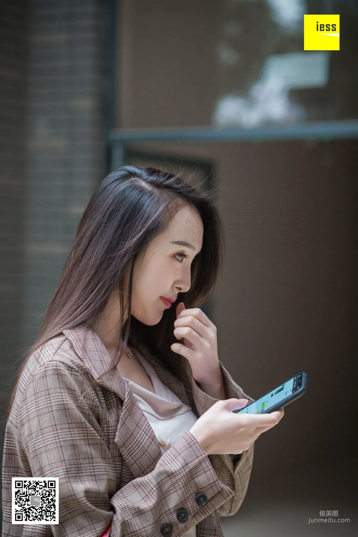 Model Yun Zhi Encountering Yun Zhi Downstairs in the Neighborhood [IESS] Photo Set photo 59