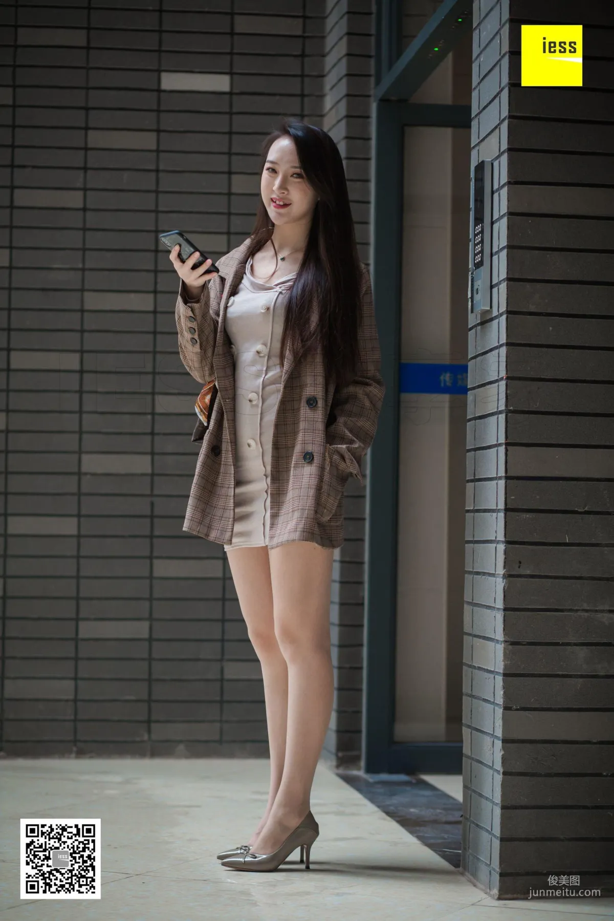 Model Yun Zhi Encountering Yun Zhi Downstairs in the Neighborhood [IESS] Photo Set photo 78
