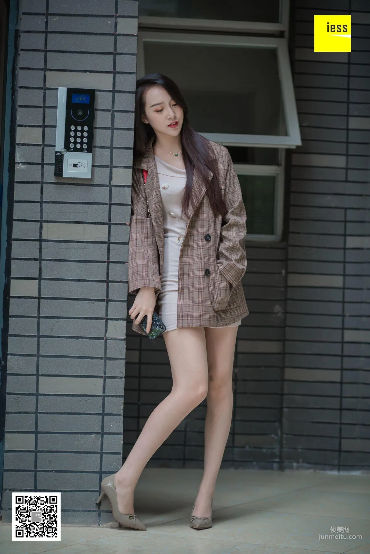 Model Yun Zhi Encountering Yun Zhi Downstairs in the Neighborhood [IESS] Photo Set photo 17