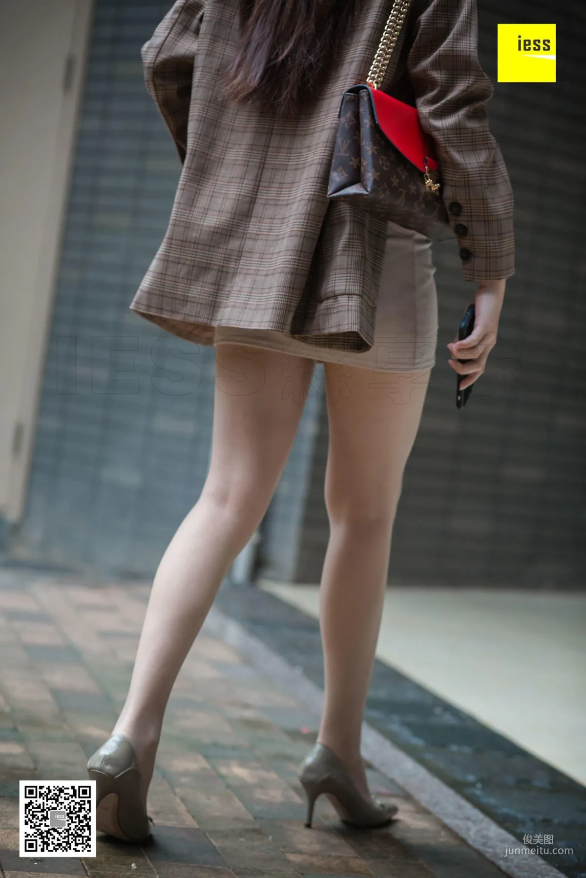 Model Yun Zhi Encountering Yun Zhi Downstairs in the Neighborhood [IESS] Photo Set photo 55
