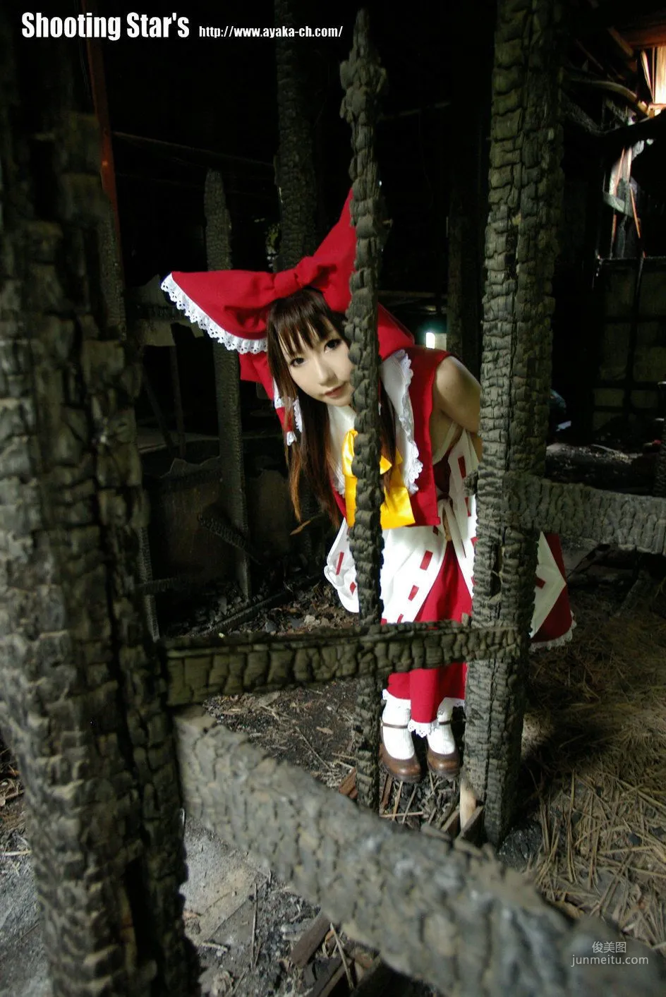 绫香 (Saku サク) 《Touhou Project》Hakurei Reimu+Kirisame Marisa [Shooting Star's] 寫真集 29
