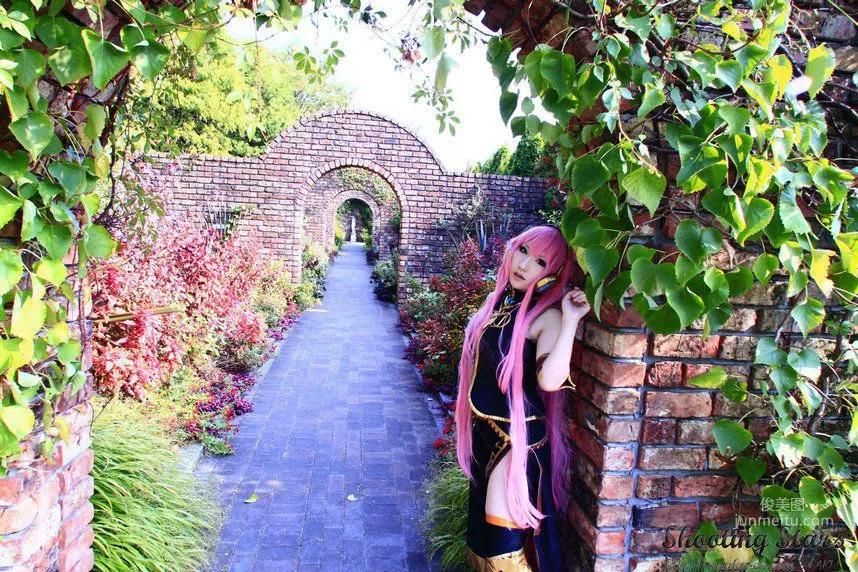 绫香 (Sakuサク) 《VOCALOID》 Megurine Luka [Shooting Star's] 寫真集 22