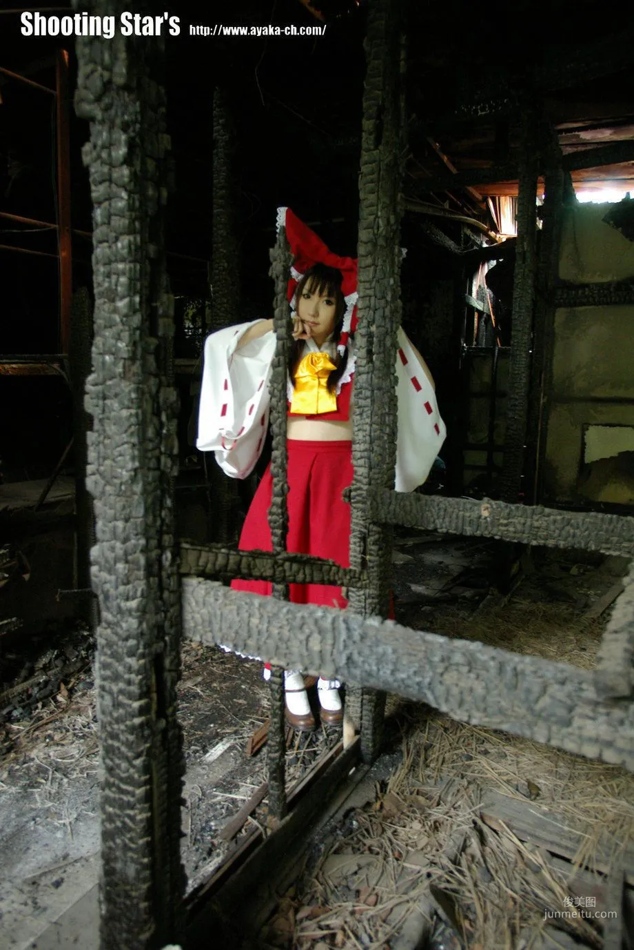 绫香 (Saku サク) 《Touhou Project》Hakurei Reimu+Kirisame Marisa [Shooting Star's] 寫真集 28