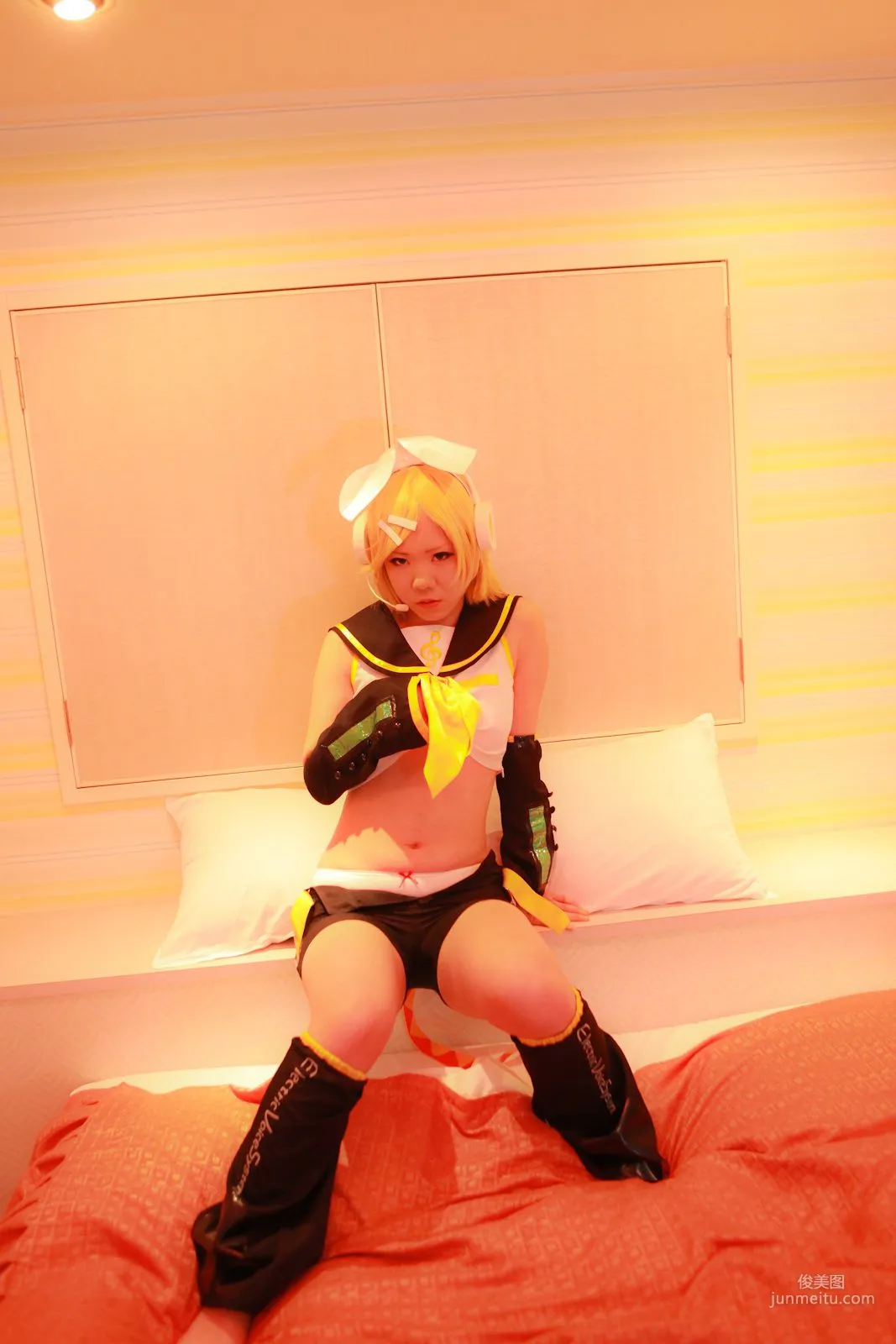 Mana Tanaka, VOCALOID Kagamine Rin [Cosplay Collection] Photo Set photo 11