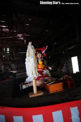 绫香 (Saku サク) 《東方Project》博麗霊夢 Reimu Hakurei 寫真集