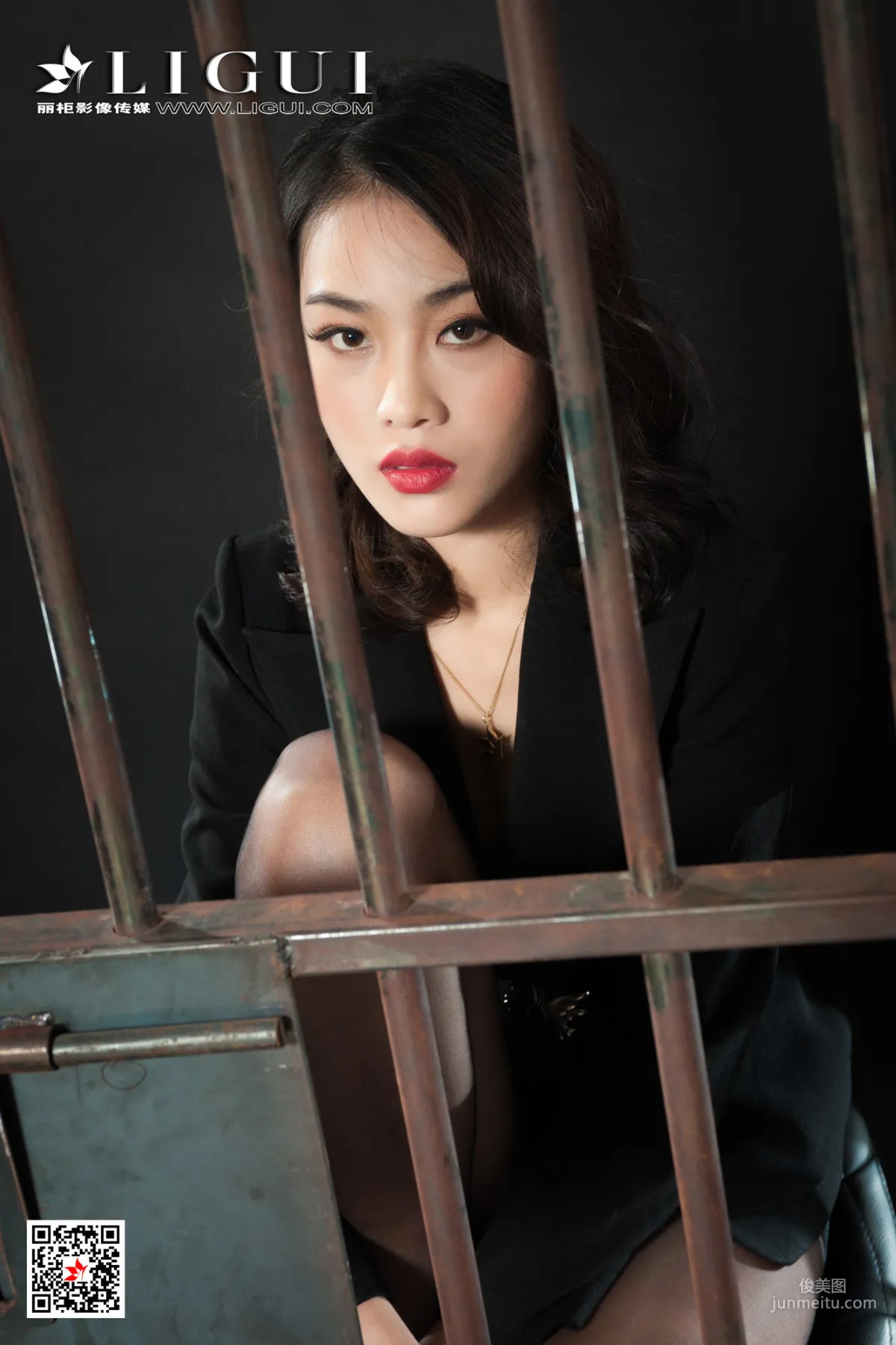 腿模Xilly《监狱黑丝女王》 [丽柜Ligui] 写真集29