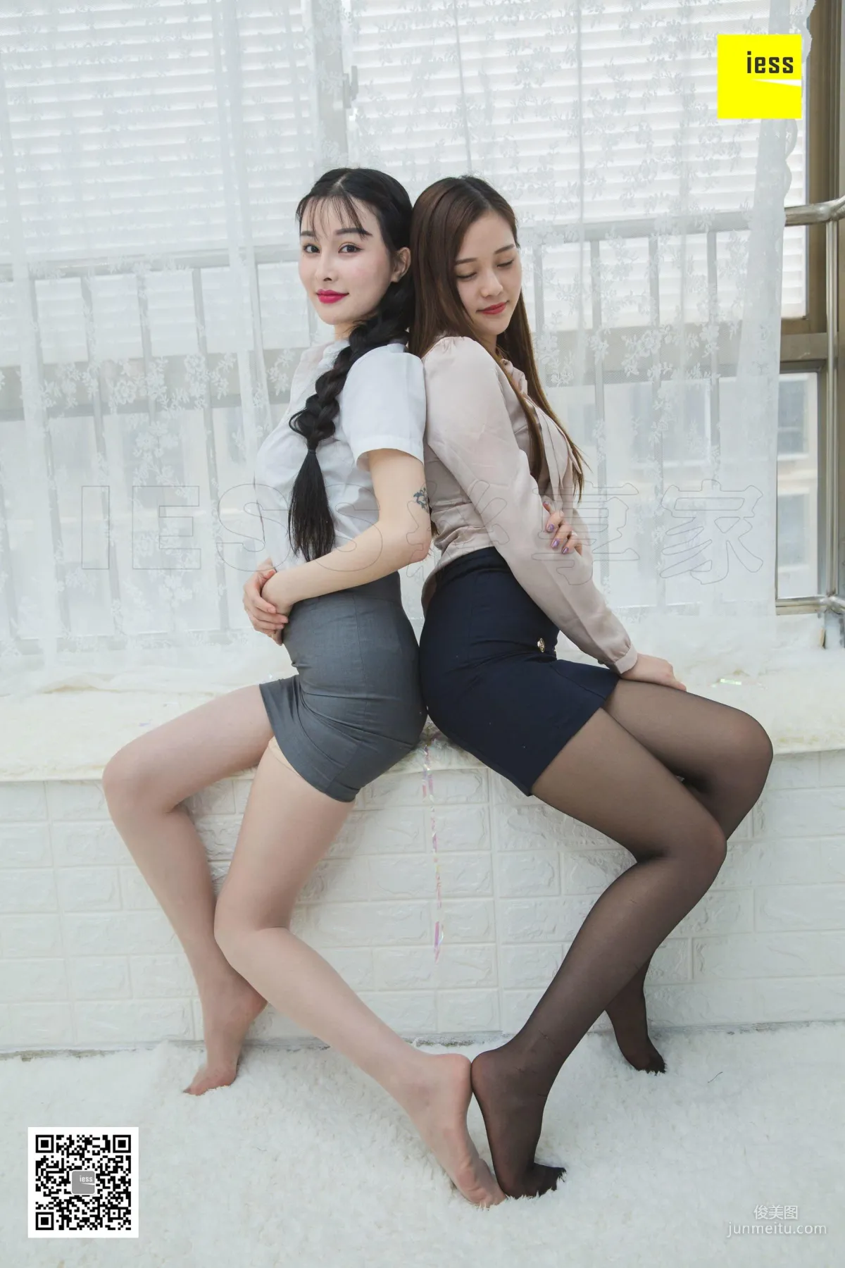 Model Jiumei Mengmeng and Meng Meng, Workplace Bestie Love [IESS] Silk Feet and Beautiful Legs Photo Set photo 29