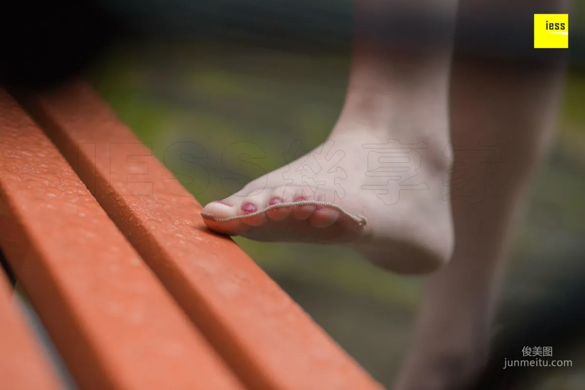 Model Yun Zhi, Yun Zhi Relaxing in the Park [IESS] Beautiful Legs and Silk Feet Photo Set photo 16