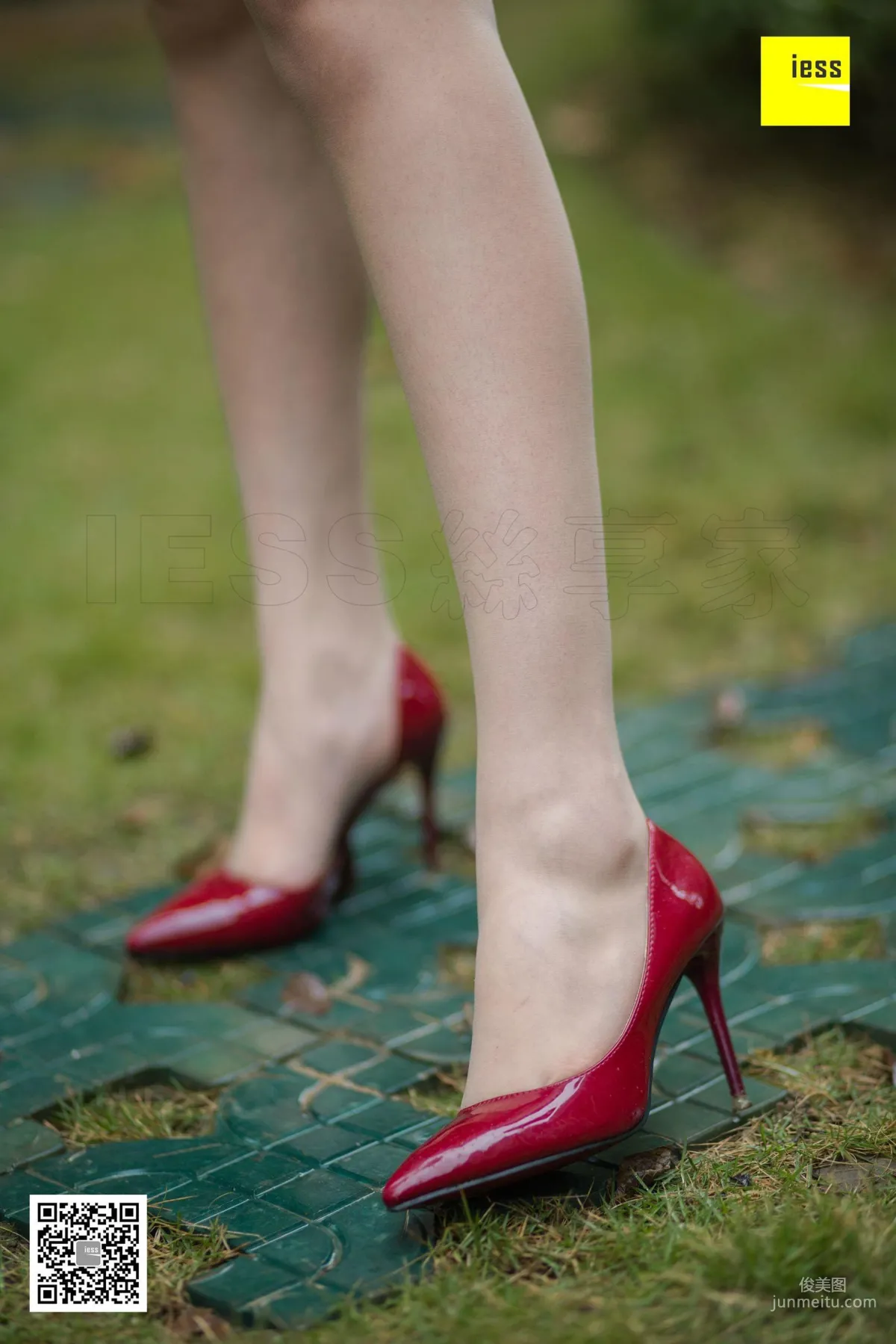 Model Yun Zhi, Yun Zhi Relaxing in the Park [IESS] Beautiful Legs and Silk Feet Photo Set photo 29