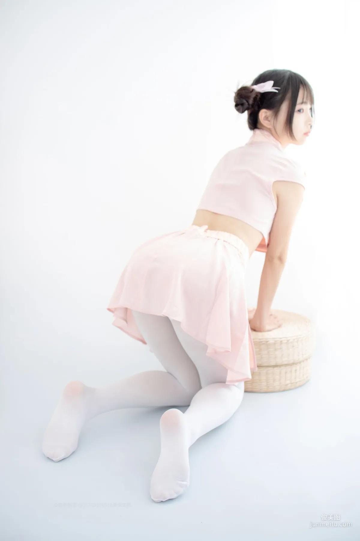 80D白絲踩物 [森蘿财團] [X-052] 寫真集 48