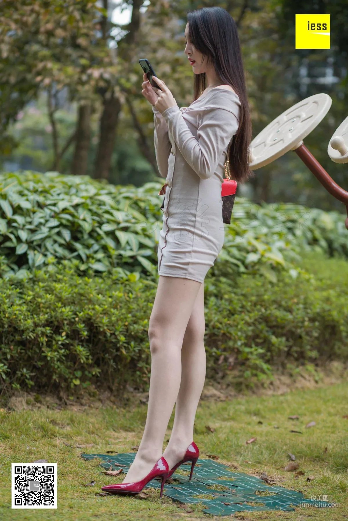 Model Yun Zhi, Yun Zhi Relaxing in the Park [IESS] Beautiful Legs and Silk Feet Photo Set photo 47