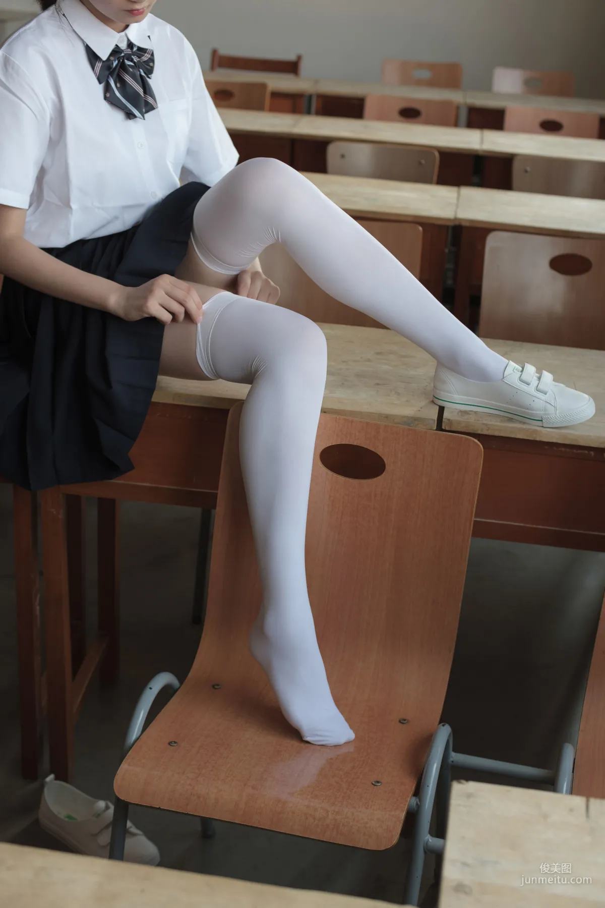 教室裡的JK白絲少女 [森蘿财團] [BETA-022] 寫真集 10