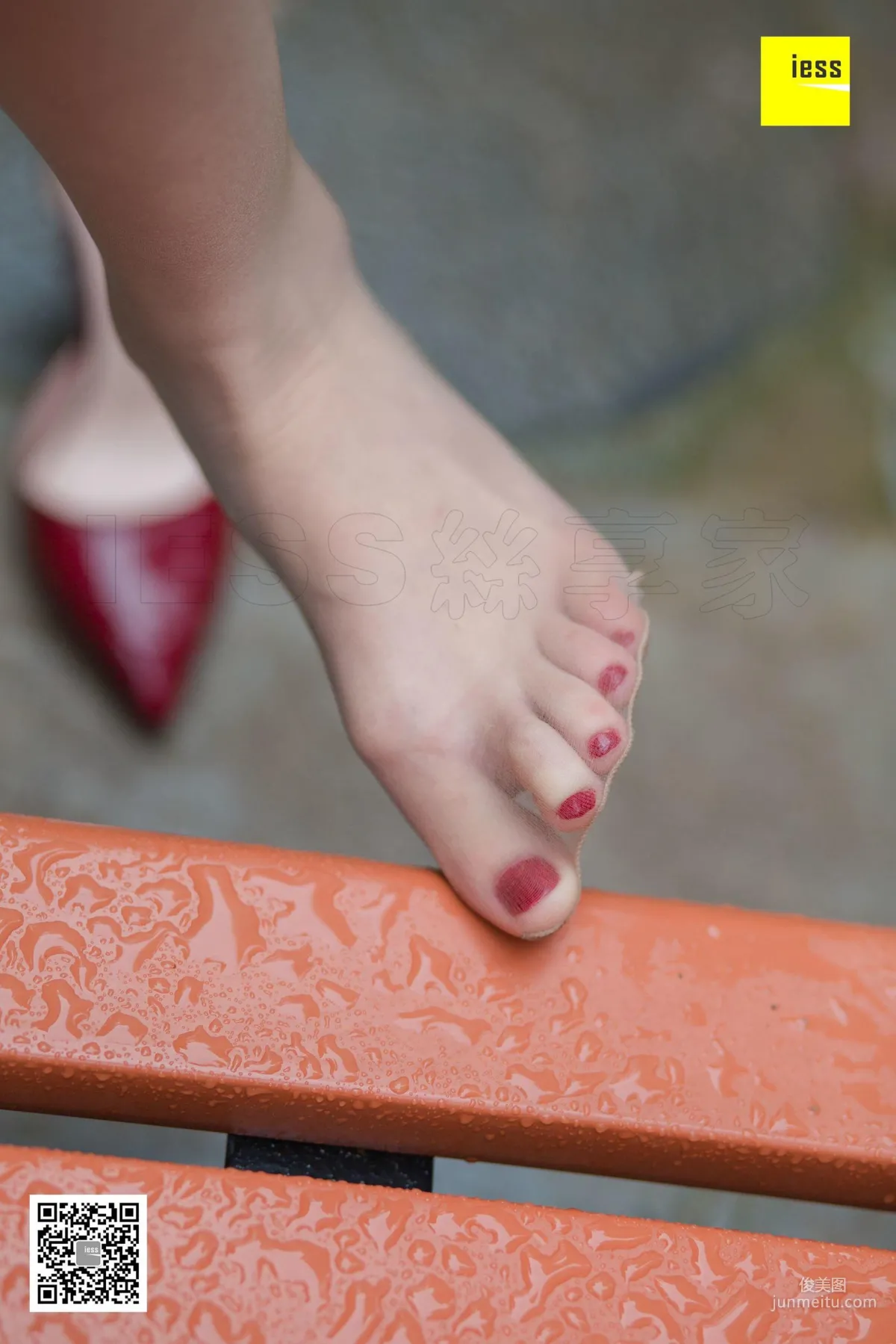 Model Yun Zhi, Yun Zhi Relaxing in the Park [IESS] Beautiful Legs and Silk Feet Photo Set photo 18