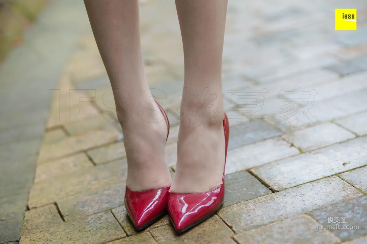 Model Yun Zhi, Yun Zhi Relaxing in the Park [IESS] Beautiful Legs and Silk Feet Photo Set photo 4