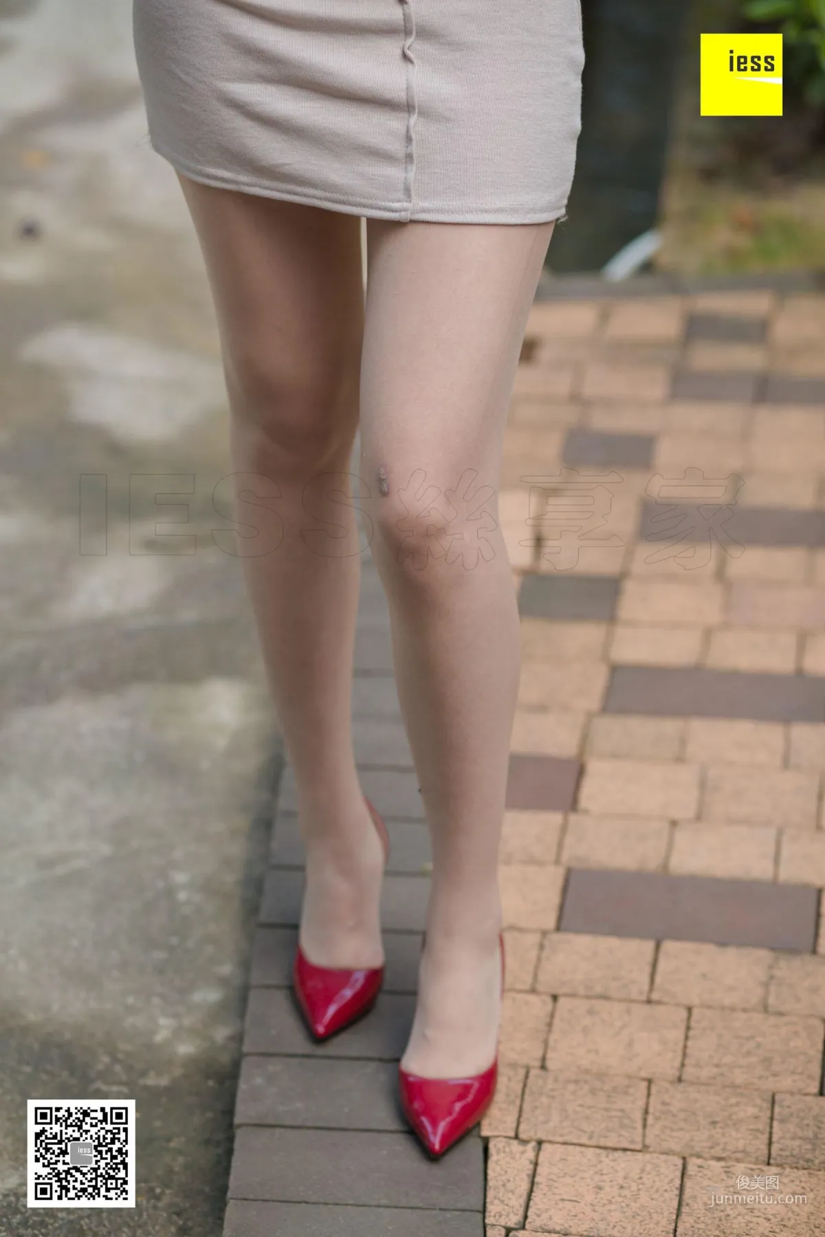 Model Yun Zhi, Yun Zhi Relaxing in the Park [IESS] Beautiful Legs and Silk Feet Photo Set photo 73