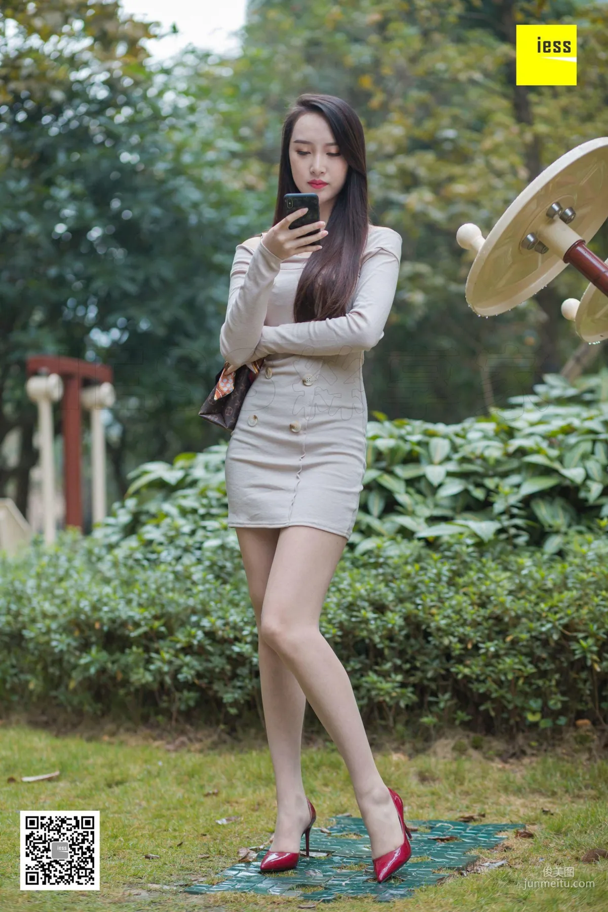 Model Yun Zhi, Yun Zhi Relaxing in the Park [IESS] Beautiful Legs and Silk Feet Photo Set photo 28