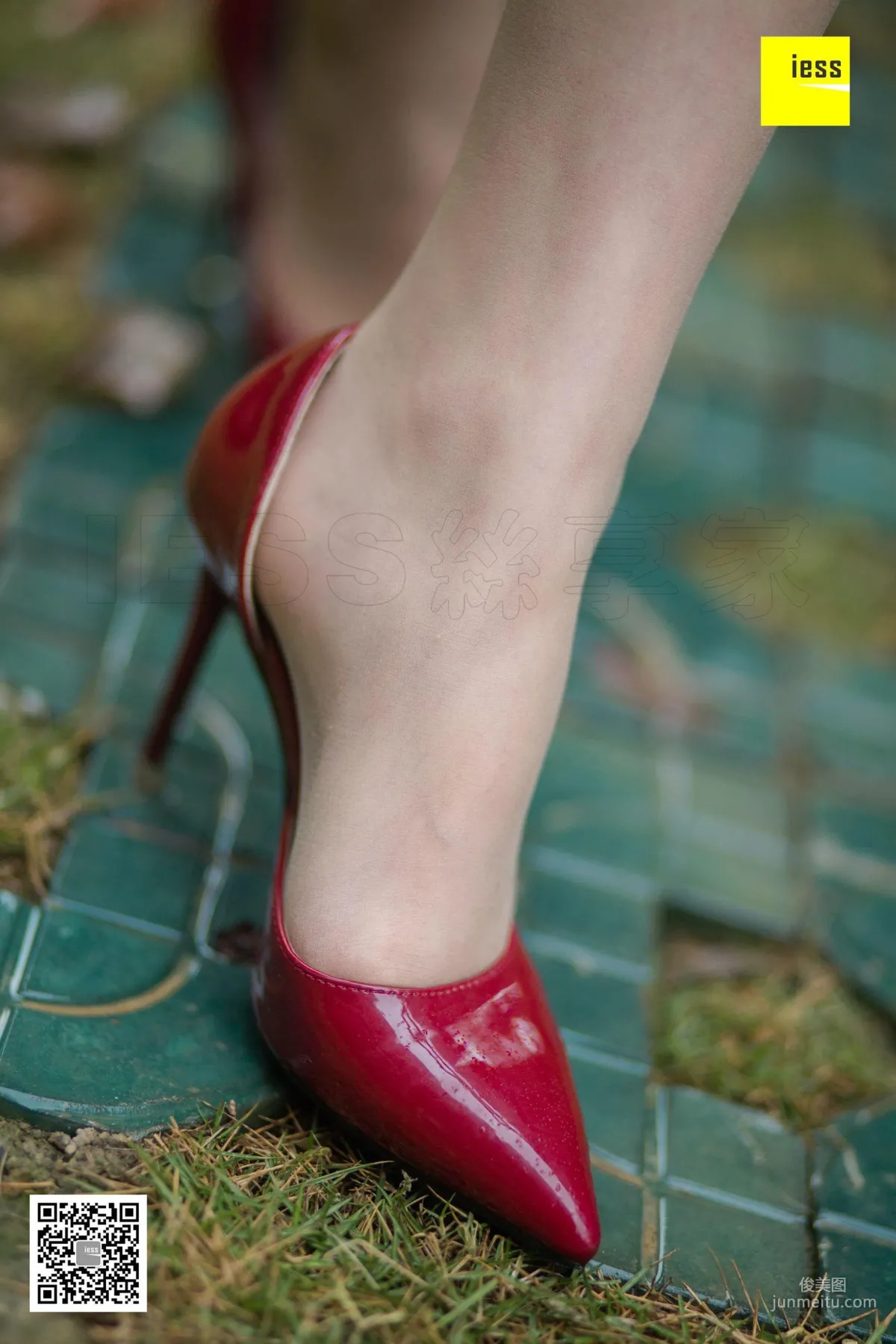 Model Yun Zhi, Yun Zhi Relaxing in the Park [IESS] Beautiful Legs and Silk Feet Photo Set photo 32