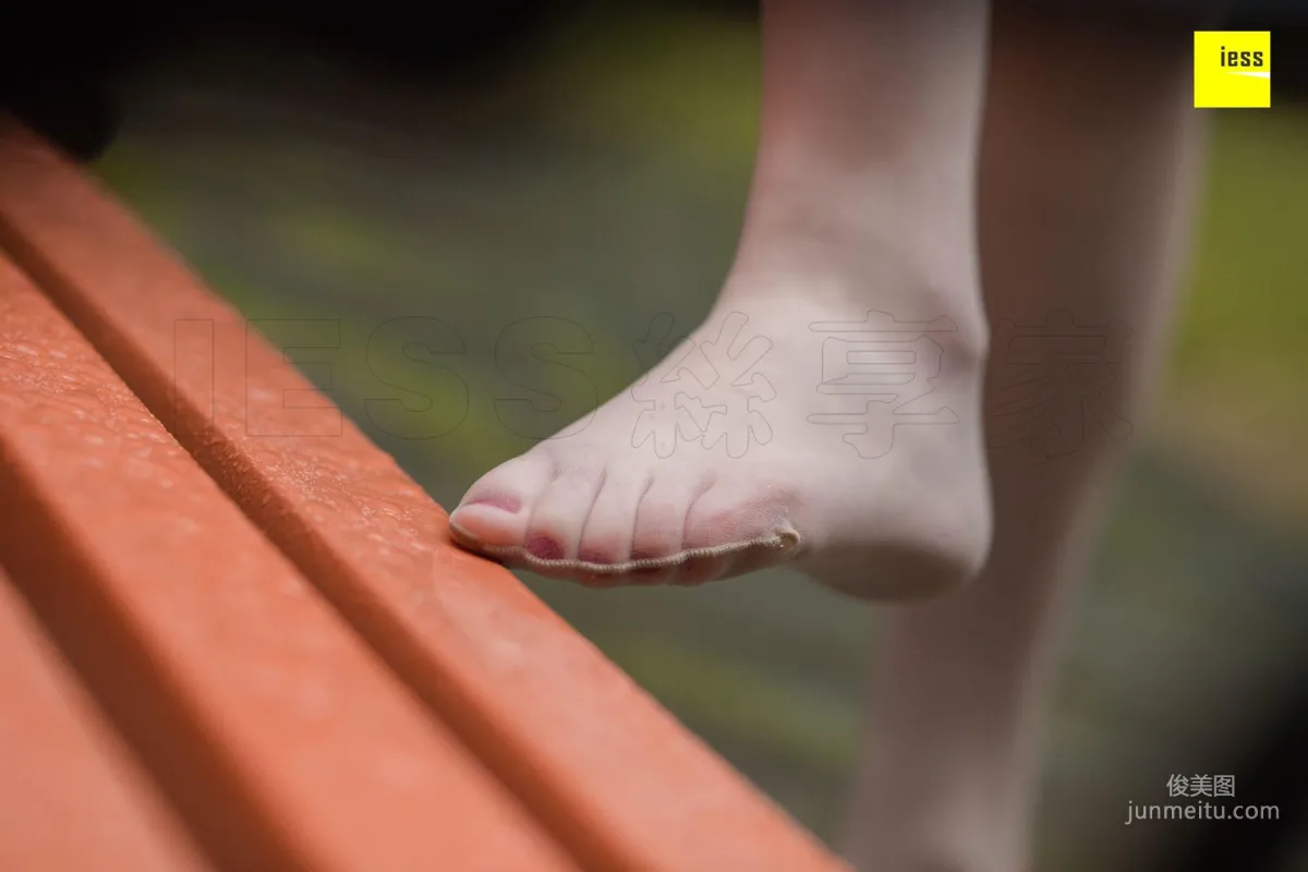 Model Yun Zhi, Yun Zhi Relaxing in the Park [IESS] Beautiful Legs and Silk Feet Photo Set photo 17
