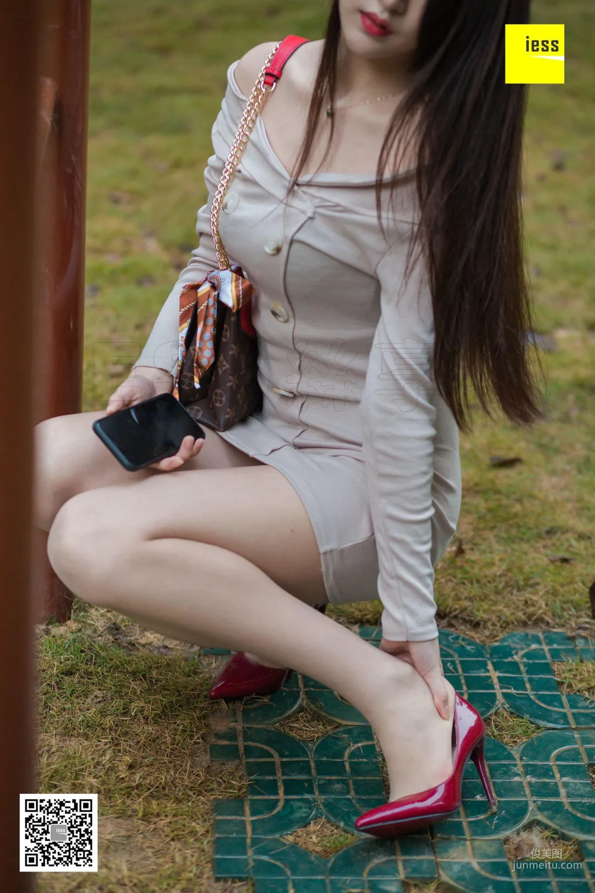 Model Yun Zhi, Yun Zhi Relaxing in the Park [IESS] Beautiful Legs and Silk Feet Photo Set photo 62