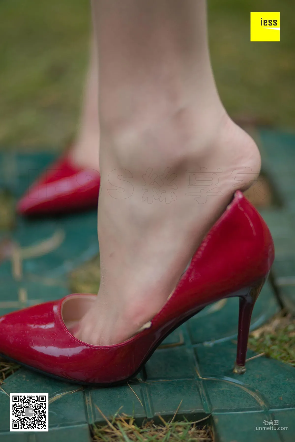 Model Yun Zhi, Yun Zhi Relaxing in the Park [IESS] Beautiful Legs and Silk Feet Photo Set photo 37