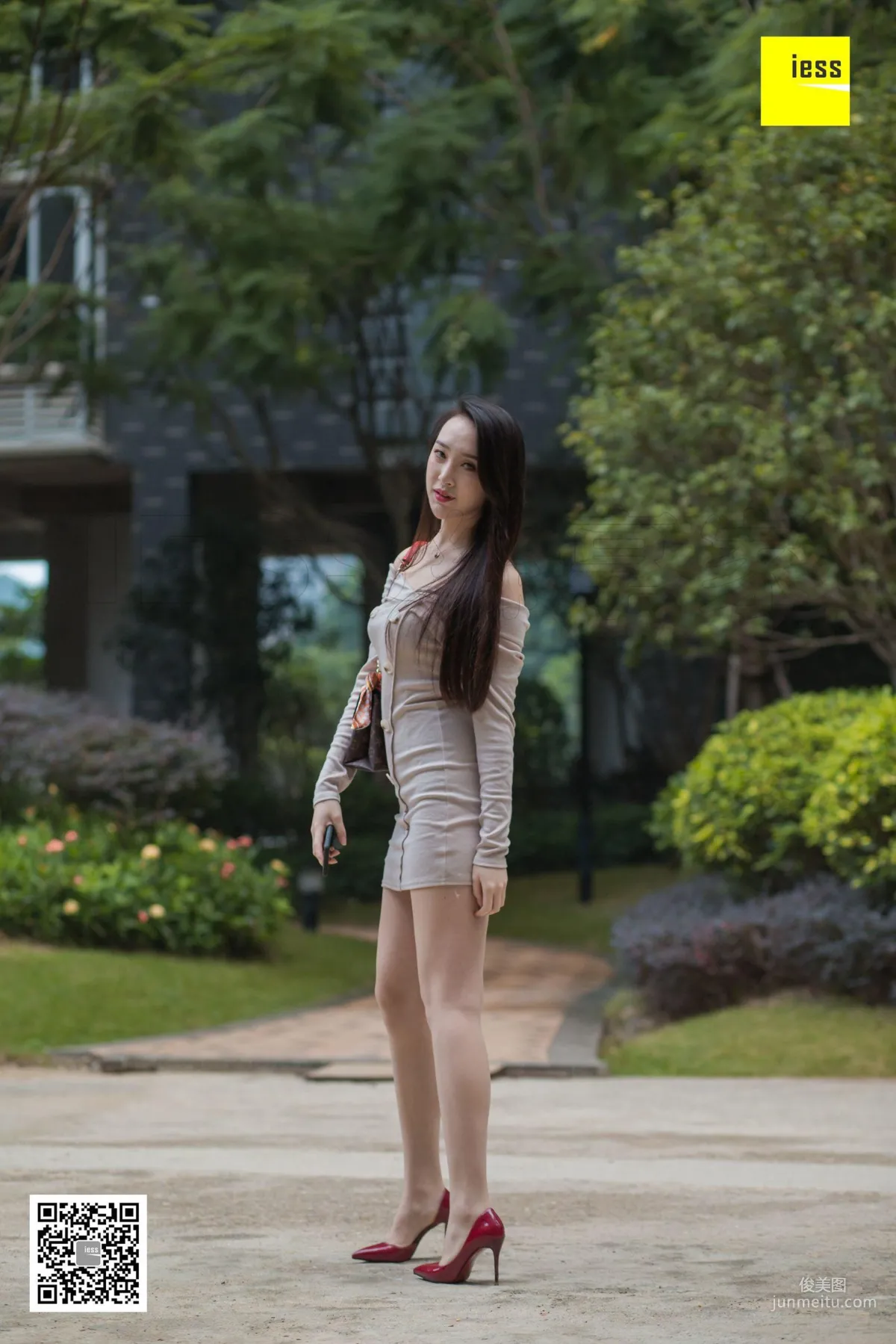 Model Yun Zhi, Yun Zhi Relaxing in the Park [IESS] Beautiful Legs and Silk Feet Photo Set photo 80