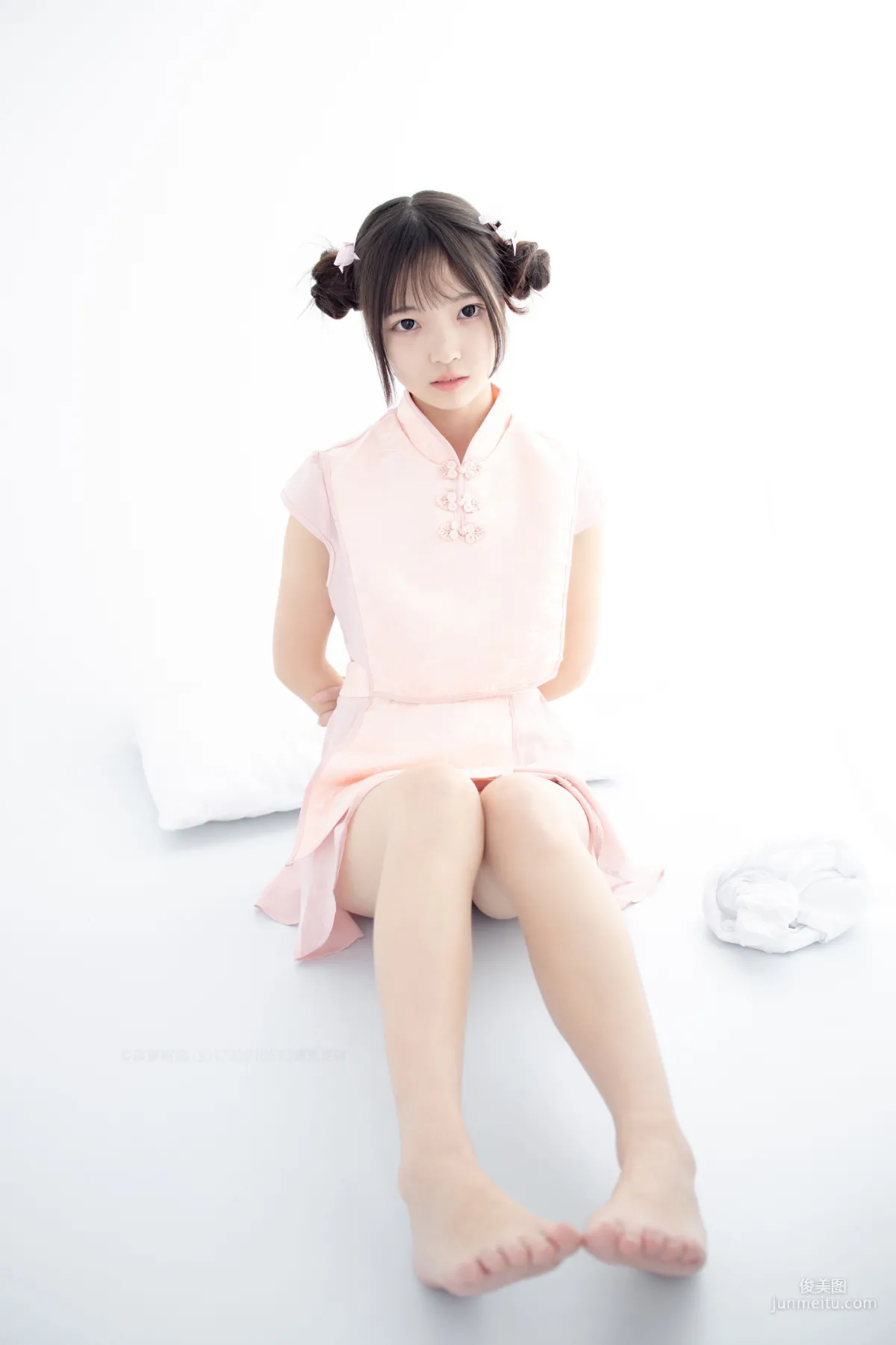 80D白絲踩物 [森蘿财團] [X-052] 寫真集 63