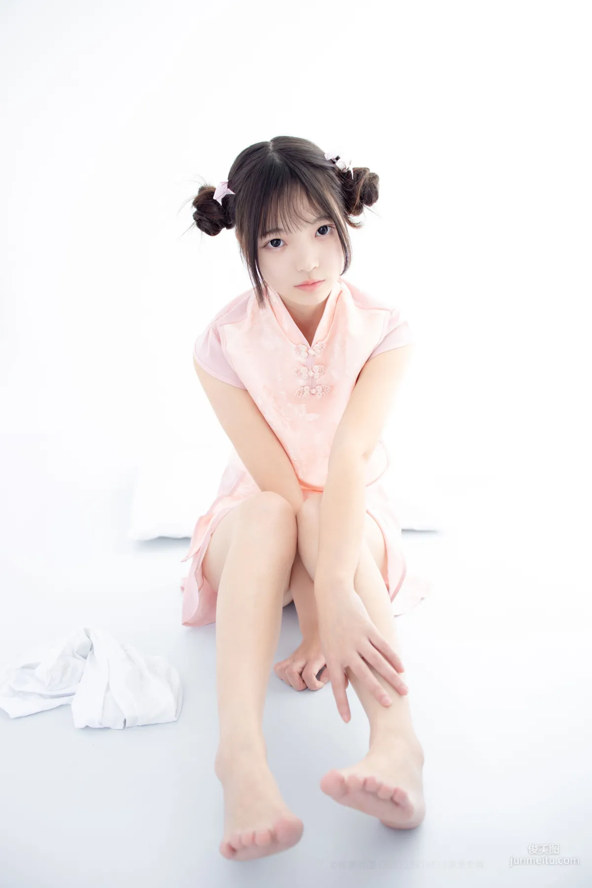 80D白絲踩物 [森蘿财團] [X-052] 寫真集 66