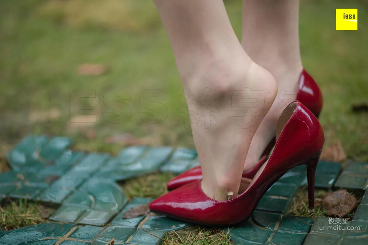 Model Yun Zhi, Yun Zhi Relaxing in the Park [IESS] Beautiful Legs and Silk Feet Photo Set photo 35