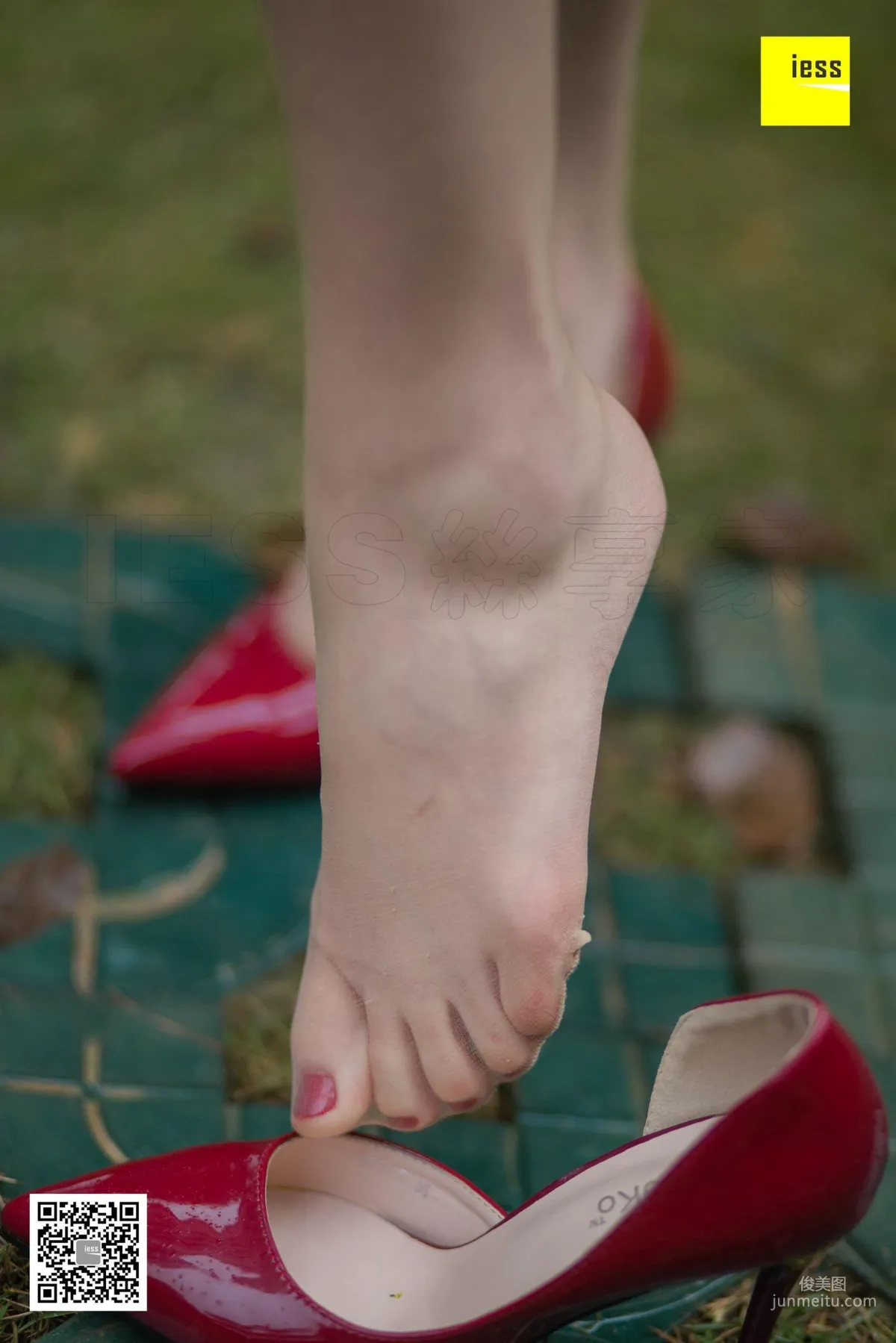 Model Yun Zhi, Yun Zhi Relaxing in the Park [IESS] Beautiful Legs and Silk Feet Photo Set photo 39