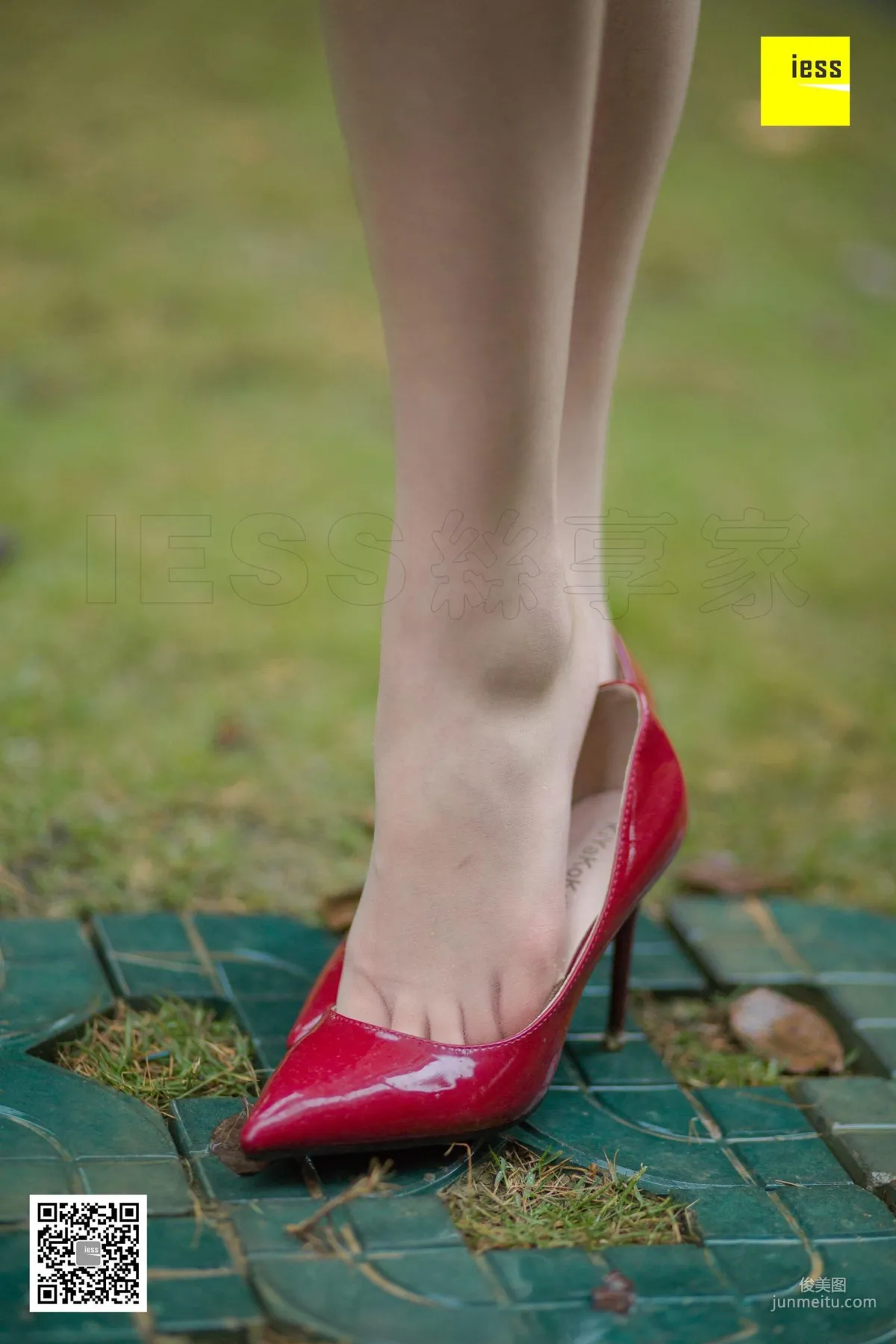 Model Yun Zhi, Yun Zhi Relaxing in the Park [IESS] Beautiful Legs and Silk Feet Photo Set photo 41