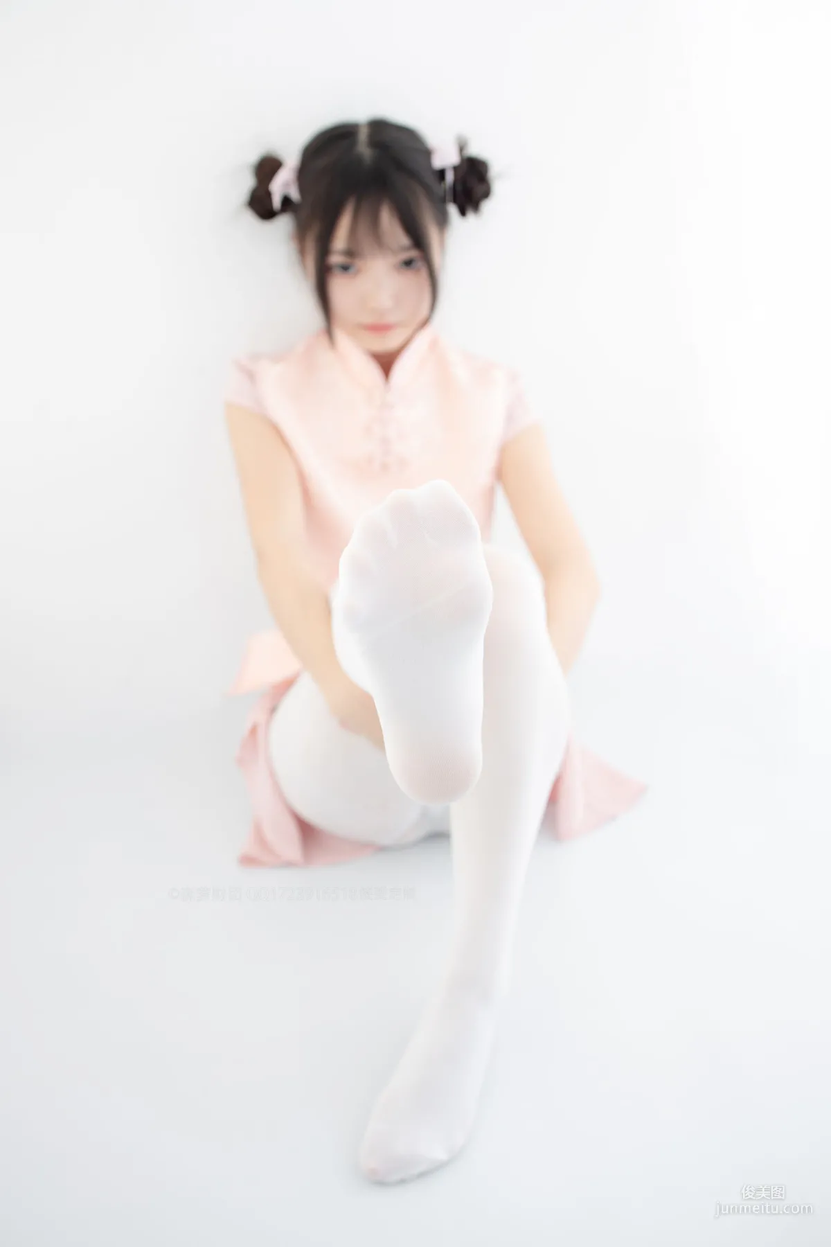 80D白絲踩物 [森蘿财團] [X-052] 寫真集 16