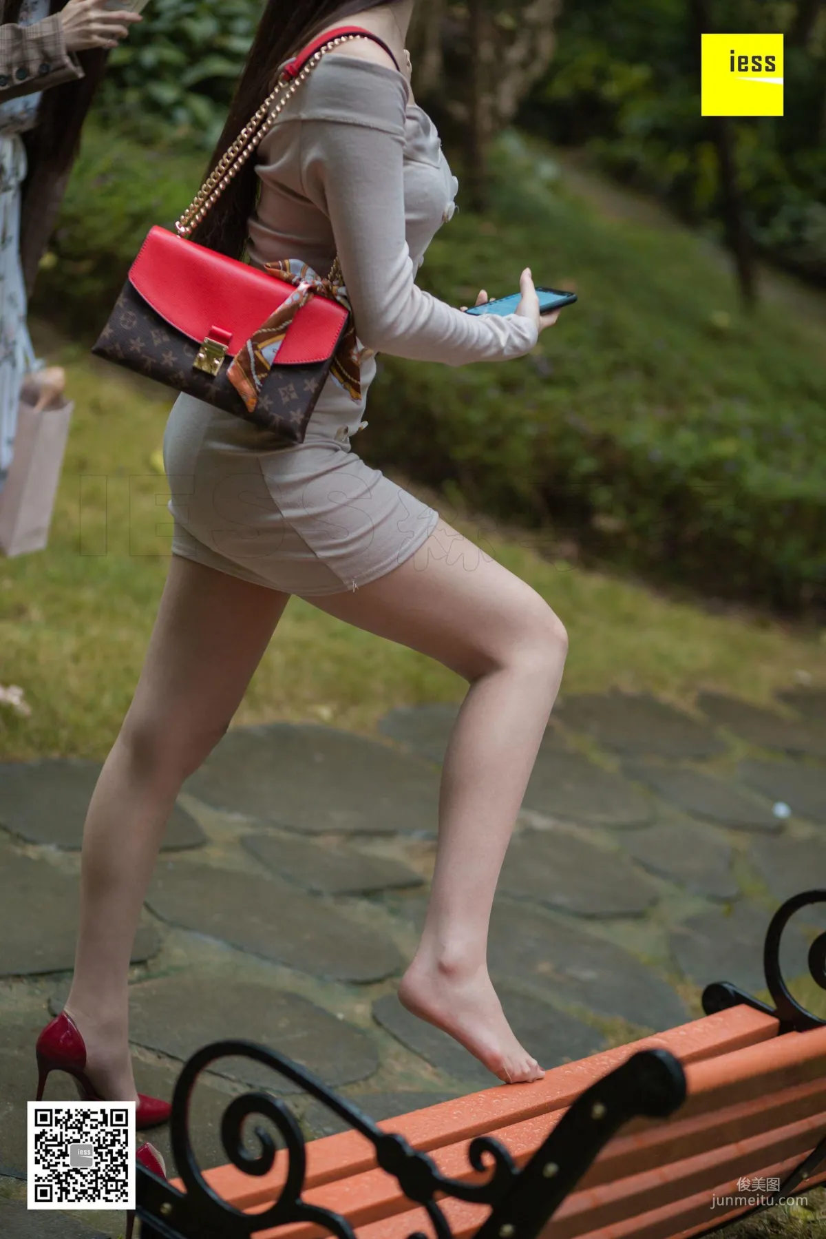 Model Yun Zhi, Yun Zhi Relaxing in the Park [IESS] Beautiful Legs and Silk Feet Photo Set photo 26